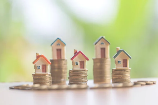 コイン お金と家 住宅ローン 不動産の概念のためのビジネス投資に家やローンを購入するための貯蓄お金のスタック上のミニハウス 投資とリスク管理 — ストック写真