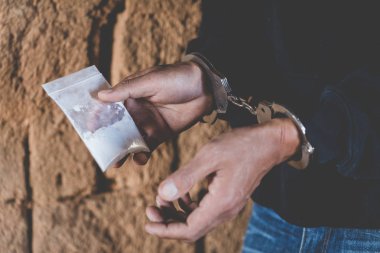 Uyuşturucu kaçakçıları onların eroin ile birlikte tutuklandı. Polis tutuklama uyuşturucu kaçakçısı kelepçe ile. Hukuk ve polis kavramı, 26 Haziran, uluslararası gün karşı uyuşturucu ve kaçakçılık