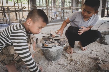 Fakir çocuklar 10 Aralık 'ta inşaat, şiddet, çocuk ve kaçakçılık, çocuk işçi karşıtı, Haklar Günü' nde çalışmaya zorlanıyorlar..