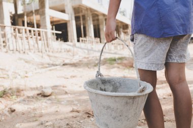 İnşaat alanında çocuk işçiliği, çocuk işçiliği, fakir çocuklar, inşaat işleri, şiddet çocukları ve kaçakçılık kavramına karşı.