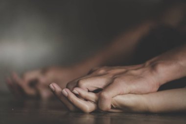 Tecavüz ve cinsel istismar konsepti için el ele tutuşan erkek eli, aile içi şiddet tecavüz, cinsel saldırı, kadına yönelik şiddeti durdurma, insan kaçakçılığı