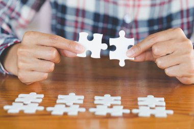 Eller iş kadın yapboz puzzleon, bağlama, yakın ekip çalışması çalışma alanı'na başarı ve stratejisi kavramı.