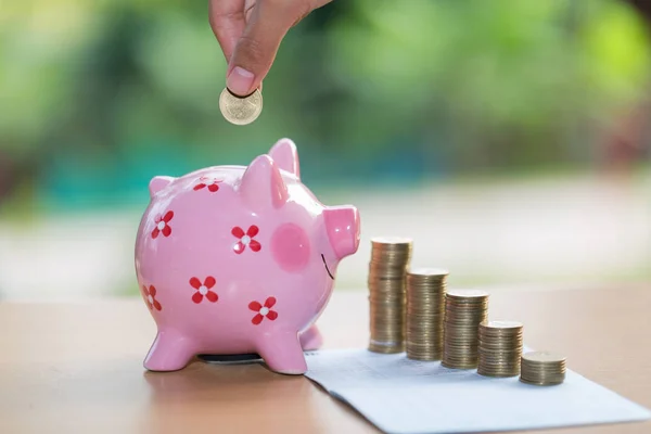 Mano Femenina Poniendo Una Moneda Alcancía Para Invertir Dinero Ideas — Foto de Stock