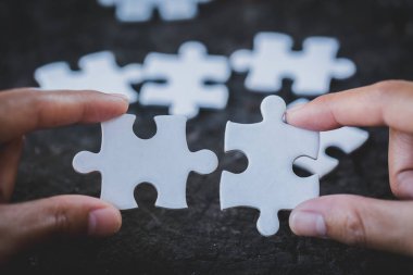 Eller iş kadın yapboz puzzleon, bağlama, yakın ekip çalışması çalışma alanı'na başarı ve stratejisi kavramı.