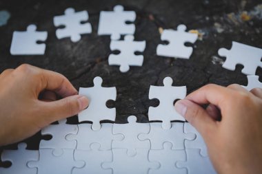 Eller iş kadın yapboz puzzleon, bağlama, yakın ekip çalışması çalışma alanı'na başarı ve stratejisi kavramı.