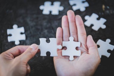 Üstünde palmiye, parçalı bulmaca kadınlarda adet yapboz parçalarını eller, iş çözümleri, başarı ve stratejisi kavramı