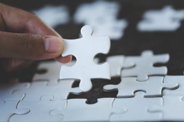 El yapboz Misyon, iş çözümleri, başarı ve Strateji kavramı tamamlamak için son parçası koymak