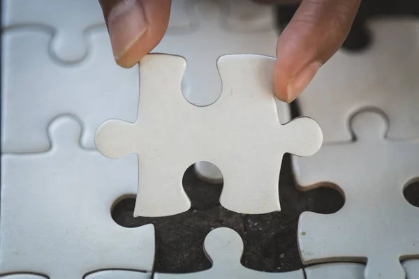 Mano Poner Última Pieza Del Rompecabezas Para Completar Misión Conceptual — Foto de Stock