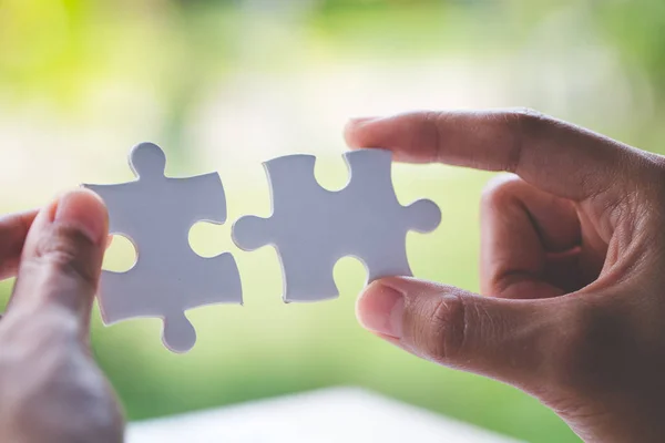 Zbliżenie Dłoni Człowieka Połączenie Puzzle Układanki Koncepcją Efekt Rozwiązań Biznesowych — Zdjęcie stockowe