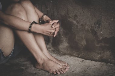 Köle kız kelepçelenmiş ve tutulmuştu. Kadın şiddeti ve istismar kavramı, hapis, kadın mahkumu, insan kaçakçılığı kavramı, uluslararası kadınlar günü.