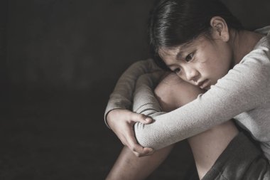 Kız depresif bir odada oturdu, çocuklara yönelik şiddet, aile içi şiddet, cinsel istismarı durdurmak ve insan ticareti kavramı, kadınlara yönelik şiddeti durdurmak, uluslararası kadınlar günü