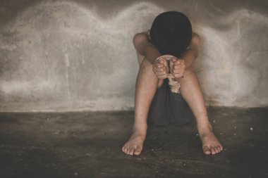 Kurban çocuk elleri ile duygusal stres ve ağrı iple bağladı, kaçırılan, istismar, rehine, korkuyor, sınırlı, kapana kısılmış, mücadele, çocuk ve kaçakçılığı kavramı karşı dur şiddet.