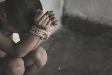 Kurban çocuk elleri ile duygusal stres ve ağrı iple bağladı, kaçırılan, istismar, rehine, korkuyor, sınırlı, kapana kısılmış, mücadele, çocuk ve kaçakçılığı kavramı karşı dur şiddet.