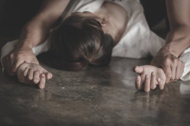 Tecavüz ve cinsel taciz konsepti için el ele tutuşan bir erkek, aile içi şiddet, cinsel saldırı konsepti, Uluslararası Kadınlar Günü