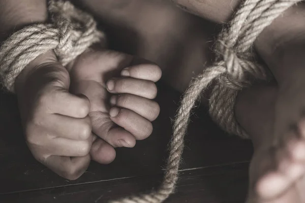 Vítima Menino Com Mãos Amarradas Com Corda Estresse Emocional Dor — Fotografia de Stock