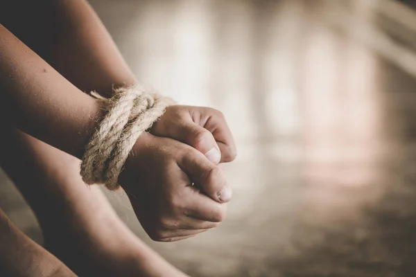 Vítima Menino Com Mãos Amarradas Com Corda Estresse Emocional Dor — Fotografia de Stock