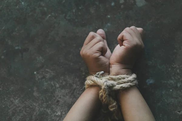 Kurban Çocuk Elleri Ile Duygusal Stres Ağrı Iple Bağladı Kaçırılan — Stok fotoğraf