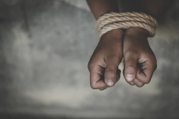 被害者少年の手で感情的なストレスや痛みでロープで縛ら 恐れて 子供や人身売買の概念に対する停止暴力虐待 — ストック写真