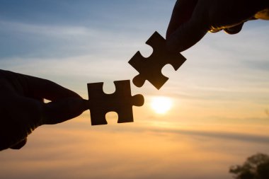 Siluet kadın el çift bağlama gündoğumu, iş çözümleri, hedef, başarı, hedefleri ve strateji kavramları karşı parça puzzle