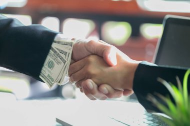 Bir el sıkışma ile anlaşma sızdırmazlık ve rüşvet ve yolsuzluk kavramları anti rüşvet alma bozuk işadamı