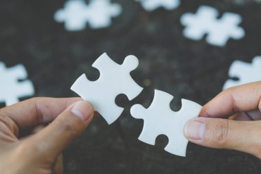 Eller iş kadın yapboz puzzleon, bağlama, yakın ekip çalışması çalışma alanı'na başarı ve stratejisi kavramı.