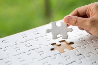 El yapboz Misyon, iş çözümleri, başarı ve Strateji kavramı tamamlamak için son parçası koymak