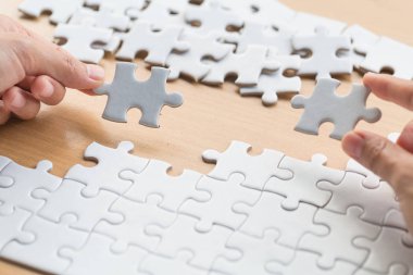 Closeup el yapboz güneş ışığı etkisi, iş çözümleri, başarı ve Strateji kavramı ile misyonu tamamlamak için bağlanma