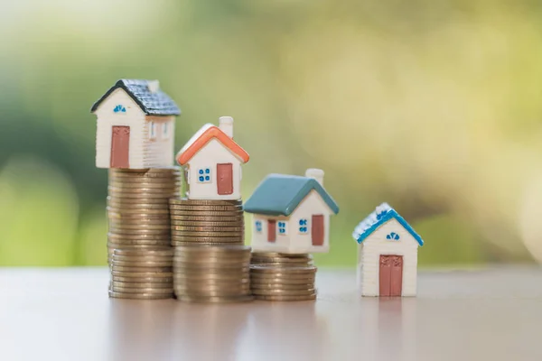 コインのスタック上のミニハウス お金と家 不動産投資 スタックコインでお金を節約 住宅ローンの概念 — ストック写真