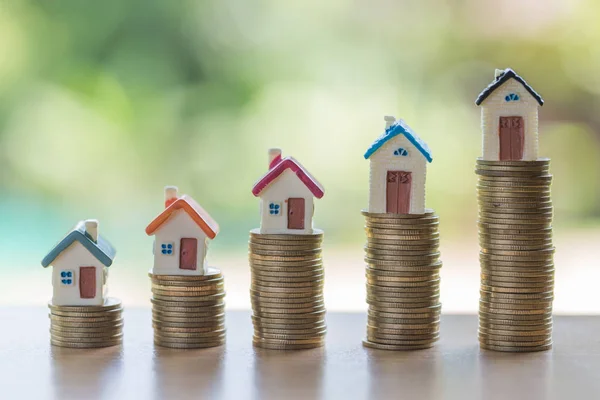 微型住宅的硬币堆积如山 货币和住房 抵押贷款 存钱买房和贷款的商业投资的房地产概念 投资和风险管理 — 图库照片