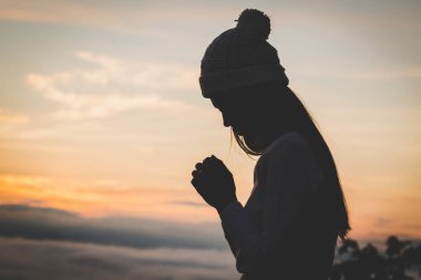 Daha iyi bir yaşam için Tanrı'ya kadın dua isteyen için nimet Tanrı dua Hıristiyan kadın ellerin var. kendisini affetmesi için ve iyilik inanıyorum. 