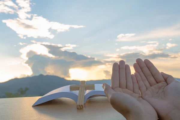 Genç Hıristiyan Kadın Avuç Ibadet Allah Dua Güneş Doğarken Christian — Stok fotoğraf