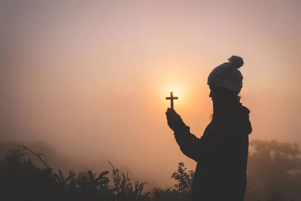 Σιλουέτα Της Χριστιανικής Νεαρή Γυναίκα Προσεύχεται Ένα Σταυρό Στο Sunrise — Φωτογραφία Αρχείου