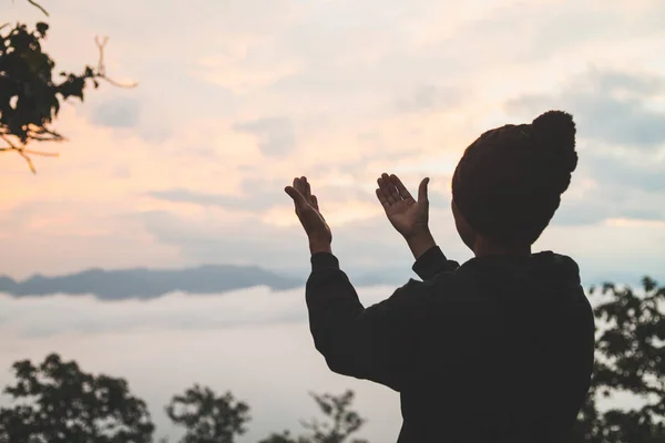 男の手が神への祈り 男神の恵みを希望する祈願より良い人生があります 許しを乞うと キリスト教の宗教概念の背景の良さを信じて — ストック写真