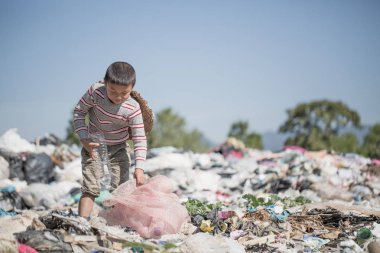 Çocuklar yoksulluk, Dünya Çevre Günü, çocuk işçiler, insan kaçakçılığı, yoksulluk konsepti yüzünden satılmaya devam edilecek çöplükler.