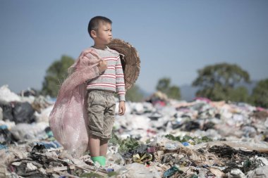 Çocuk satışı için önemsiz bulmak ve onları geri dönüşüm depolama alanları, hayat ve yaşam yoksul, yoksulluk ve çevre kavramları