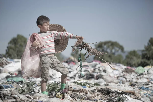 Dzieci Znaleźć Śmieci Sprzedaż Recyklingu Składowiskach Życia Stylu Życia Ubogich — Zdjęcie stockowe