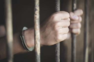 Bir mahkumu yakalamak bir hücre, mahkumlar ve polis kavramı çelik bir kafese
