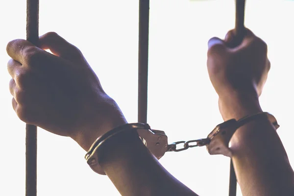 Ein Gefangener Fängt Einen Stahlkäfig Einer Zelle Gefangene Und Polizeikonzept — Stockfoto