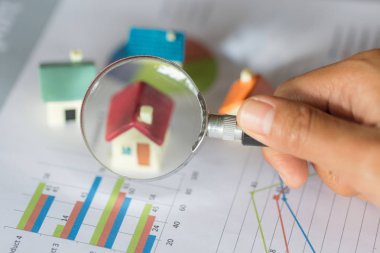 El kredi Emlak için yeni bir ev ararken bir büyüteç tutun ya da satın almak için bir ev gelecek kavramı ailede tasarruf.