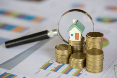 Madeni para ve kredi Emlak için yeni bir ev ararken cam büyütme grow, çubuk grafiğini yığını veya satın almak için bir ev gelecek kavramı ailede tasarruf.