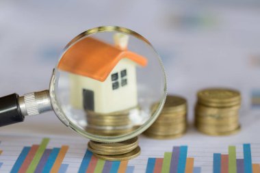 El kredi Emlak için yeni bir ev ararken bir büyüteç tutun ya da satın almak için bir ev gelecek kavramı ailede tasarruf.