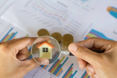 El kredi Emlak için yeni bir ev ararken bir büyüteç tutun ya da satın almak için bir ev gelecek kavramı ailede tasarruf.