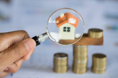 Elini tutmak için bir ev arama Büyüteç, kredi Emlak için veya para için aile kavramında gelecek, Risk yönetimi için bir ev satın.