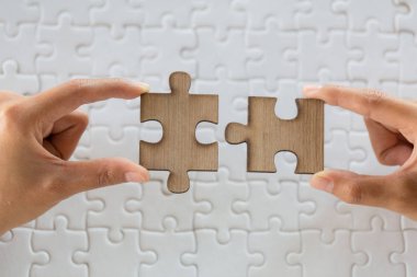 Eller iş kadın yapboz puzzleon, bağlama, yakın ekip çalışması çalışma alanı'na başarı ve stratejisi kavramı.