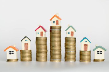 Bozuk para, ev, ipotek, ev almak için biriktirilen para ve emlak konseptine yatırılan kredilerin olduğu küçük bir ev. Girişim ve Risk Yönetimi, izole.