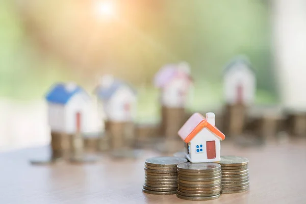 コイン お金と家 住宅ローン 不動産の概念のためのビジネス投資に家やローンを購入するための貯蓄お金のスタック上のミニハウス 投資とリスク管理 — ストック写真