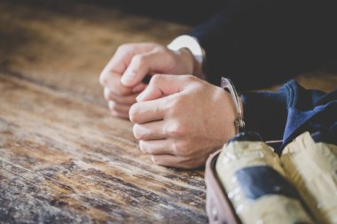 Polis tutuklama uyuşturucu kaçakçısı kelepçe ile. Hukuk ve polis kavramı. -Görüntü, dünya uyuşturucu karşıtı gün