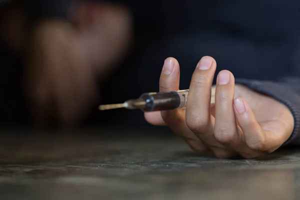 Jovem Mão Segurando Uma Seringa Overdose Drogas Conceito Crime Dependência — Fotografia de Stock