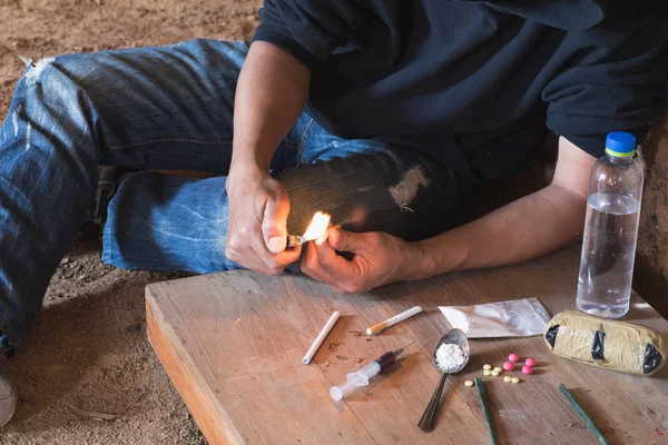 Man Tar Heroin Kokain Eller Andra Narkotiska Substansen Drogmissbruk Och — Stockfoto