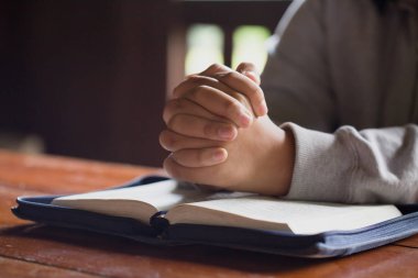 Kadın İncil ile Tanrı'ya dua eller. kendisini affetmesi için ve iyilik inanıyorum. Hıristiyan yaşam kriz dua Tanrı'ya.